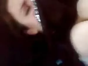 Eszik egy göndör lán ...
