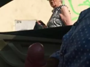 Tetovált szőke teszi ...